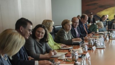 Symboliczne posiedzenie rządu Merkel bez kwiatów i szampana. "Nikt się nie śmiał"