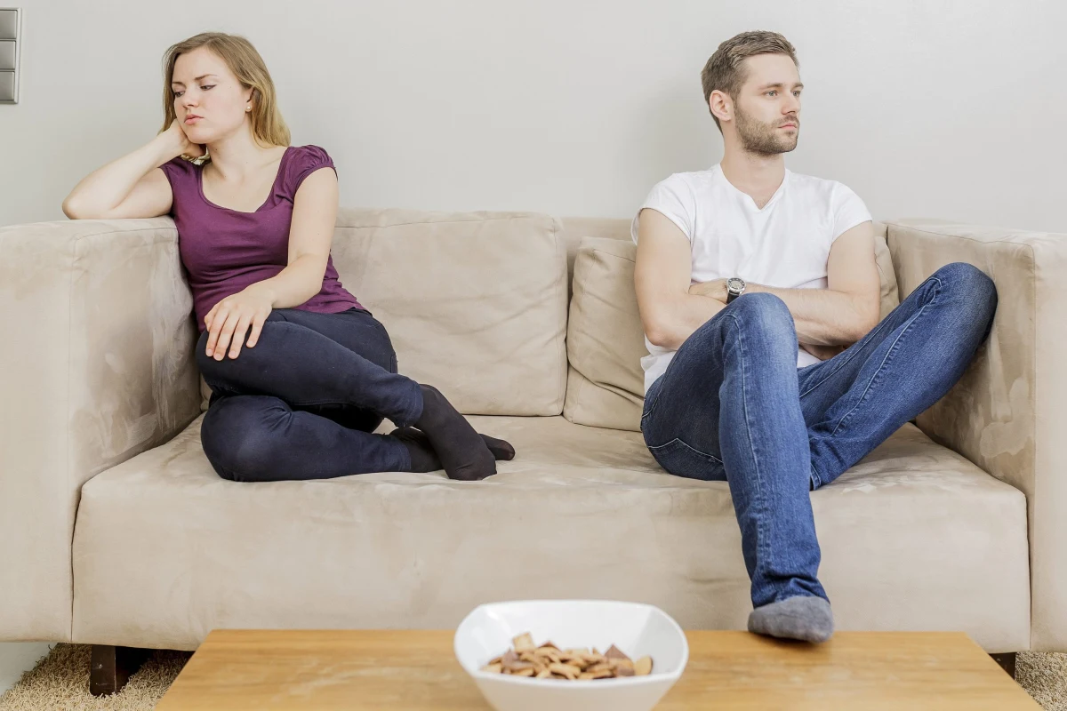 Grono zaufanych przyjaciół, bliskie więzi z dalszą rodziną - wszystko to może pomóc twojemu małżeństwu. Wyniki badań psychologów z University of Texas w Austin pokazują, że bliscy nam ludzie mogą znacznie zmniejszyć stres zwiazany z konfliktami ze współmałżonkiem, mogą nawet ograniczyć ryzyko chorób, które z takimi - czesto nieuniknionymi - napięciami w domu się wiążą. Pisze o tym na swej stronie internetowej czasopismo " Social Psychological and Personality Science".