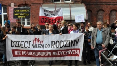Pół miliona złotych żądają rodzice, którzy zabrali dziecko ze szpitala w Białogardzie