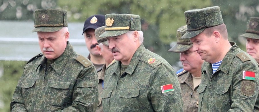 "​Nikomu nie zagrażaliśmy i nie zagrażamy, chcemy bezpieczeństwa dla Białorusi" - powiedział białoruski prezydent Aleksandr Łukaszenka na poligonie pod Borysowem, gdzie obserwował ostatnie epizody rosyjsko-białoruskich manewrów Zapad-2017. "Współpraca wojskowa Białorusi i Rosji nie jest skierowana przeciwko innym państwom. Służy wyłącznie obronie interesów państwowych" - oświadczył Łukaszenka, podkreślając, że manewry "nie były pokazówką". "Napadać na nikogo nie zamierzamy, ale jeśli nam, jak to mówią po rosyjsku, dadzą 'po mordzie', to odpowiemy" - zaznaczył. Środa to ostatni dzień białorusko-rosyjskich manewrów strategicznych Zapad-2017.