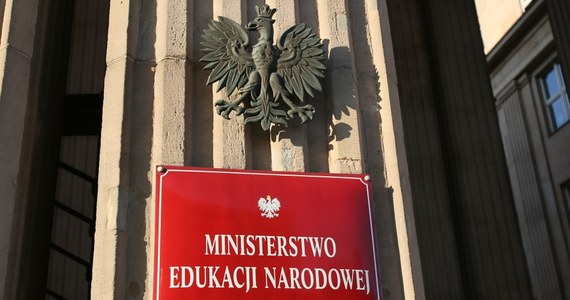 ​Ministerstwo Edukacji Narodowej ma ujawnić, kto przygotował zmienione podstawy programowe - orzekł Wojewódzki Sąd Administracyjny w Warszawie.