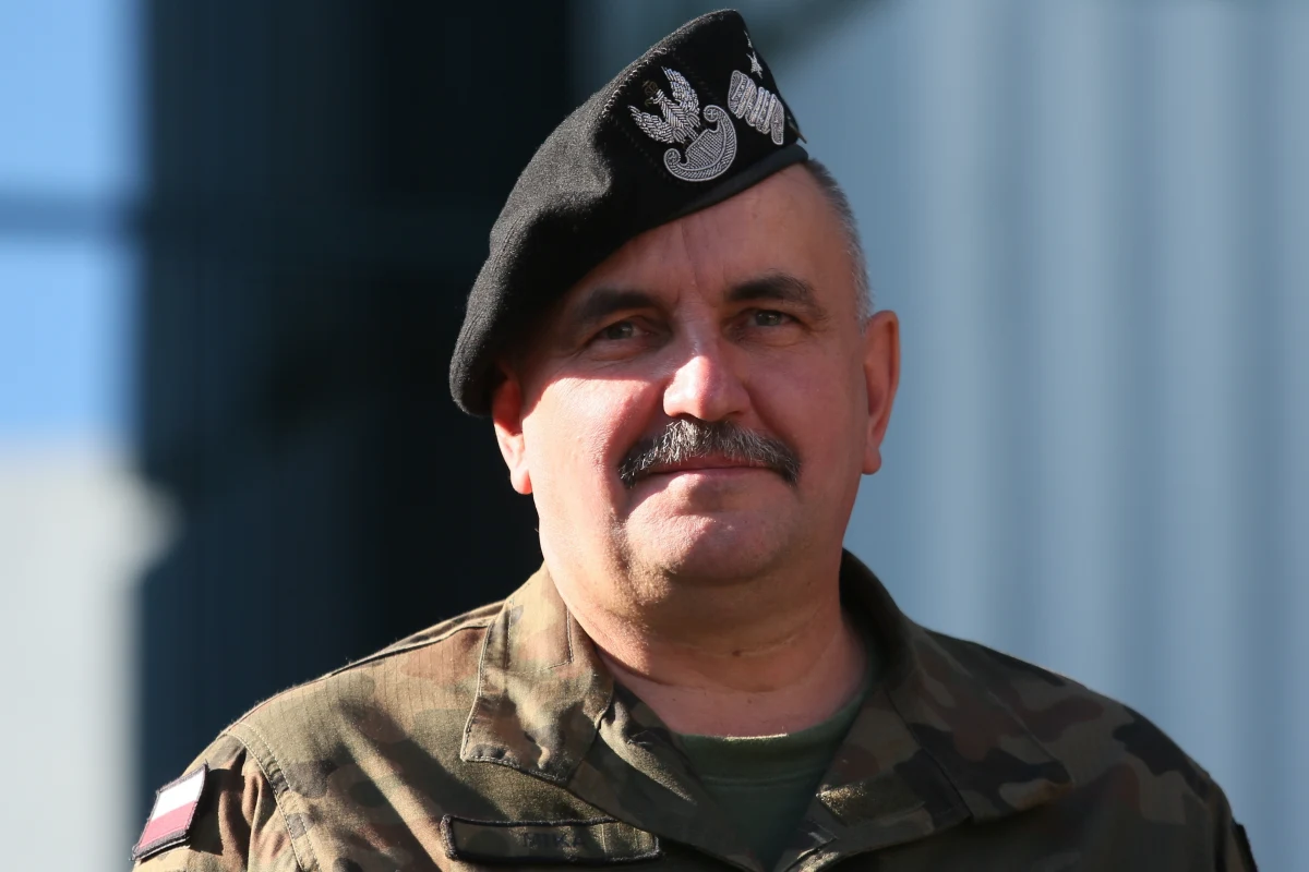 ​Zainaugurowane w środę ćwiczenie Dragon-17 to cykliczne, zaplanowane ćwiczenie, które służy sprawdzeniu i przygotowaniom wojsk - powiedział dowódca generalny rodzajów sił zbrojnych gen. dyw. Jarosław Mika. Jak zaznaczył, nie ma ono związku z ćwiczeniem Zapad. "Ćwiczenie jest zwieńczeniem wielomiesięcznego okresu planistycznego, wielu treningów i ćwiczeń dowódczo-sztabowych" - powiedział w podwarszawskim Zegrzu dowódca generalny, który jest kierownikiem ćwiczenia.