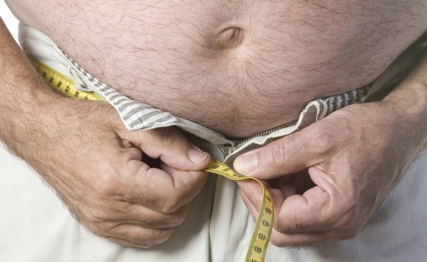 Chcesz zrzucić zbędne kilogramy i uniknąć efektu jo-jo? "Przerwij dietę" - radzą naukowcy z University of Tasmania. A dokładnie, przerywaj ją i wznawiaj kilka razy. Wyniki badań, opublikowane na łamach czasopisma "International Journal for Obesity", wskazują, że niskokaloryczna dieta "przerywana" jest skuteczniejsza, niż utrzymywana bez przerwy. Przynajmniej u mężczyzn. 