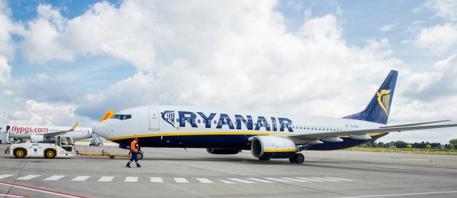 ​Irlandzka linia lotnicza Ryanair jeszcze w środę rozpocznie wypłatę pierwszych 63 tysięcy odszkodowań pasażerom, którym odwołała loty. Firma zapowiedziała, że zarezerwuje też loty zastępcze we własnych samolotach 175 tys. podróżnym.