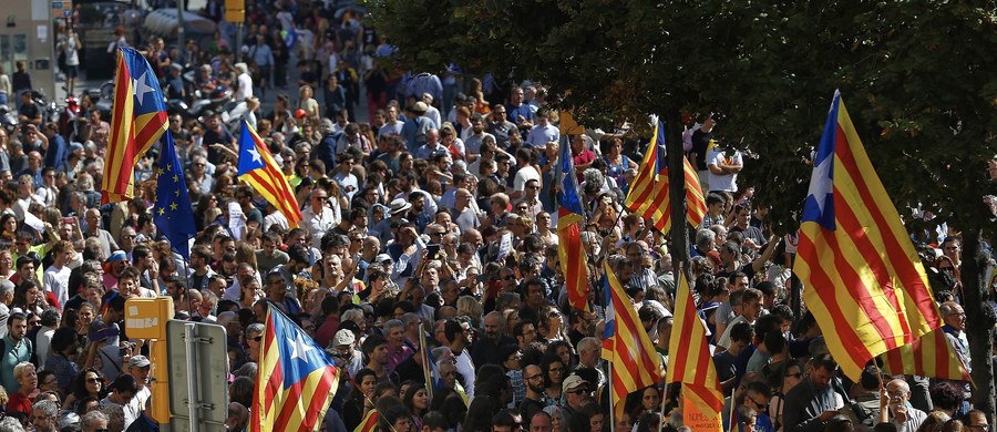 ​Hiszpański dziennik "El Pais", komentując wydarzenia w Katalonii, gdzie policja usiłuje uniemożliwić przeprowadzenie 1 października referendum w sprawie niepodległości regionu, wezwał do "przywrócenia ładu konstytucyjnego".