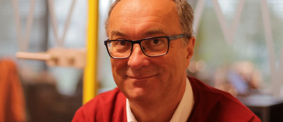 "Przez ileś tam lat przy rządzie pani Hanny Gronkiewicz-Waltz w Warszawie dochodziło do 'przewałów', jeżeli chodzi o kwestię mieszkań, reprywatyzacji" - mówi w Porannej rozmowie w RMF FM Włodzimierz Czarzasty. "Nie mówię, czy pani Gronkiewicz-Waltz była zła czy dobra, natomiast ewidentnie odpowiada za to" - podkreśla gość Roberta Mazurka. "Jak jest winna, to trzeba wytoczyć jej sprawę. Na razie takich spraw nie ma. To, co się działo w Warszawie - o czym wszyscy tak naprawdę wiedzieli (… ) - to są 'przewały' i tyle" - dodaje przewodniczący SLD. Według niego "PiS ma takie notowania dzięki swojej konsekwencji, jeżeli chodzi o wszystkie sprawy związane z obietnicami wyborczymi". "Z tym, że zawsze twierdzę, że PiS kocha Polaka, który jest syty i spolegliwy" - uważa Czarzasty. Robert Mazurek pytał swojego gościa także o ewentualne poparcie dla Roberta Biedronia, gdyby ten zdecydował się kandydować na prezydenta Polski. "To, co robi (Biedroń - przyp. red.) w tej chwili, jest rozsądne, tzn. trzyma mądry dystans do wszystkich struktur, jeżeli chodzi o lewicę. Jeżeli będzie dalej prowadził taką politykę, jeżeli wygra wybory w Słupsku, jeżeli przez trzy lata nic się w Polsce nie zmieni, będzie dobrą kandydaturą" - ocenia Czarzasty. Przewodniczący SLD dodaje też, że Sojusz popełnił błąd, wystawiając Magdalenę Ogórek na kandydatkę na prezydenta. "Nie chcę jej oceniać, oceniam SLD. Rozmawiałem z nią dwa razy i po tych rozmowach wycofałem się z jej sztabu wyborczego" - dodaje.