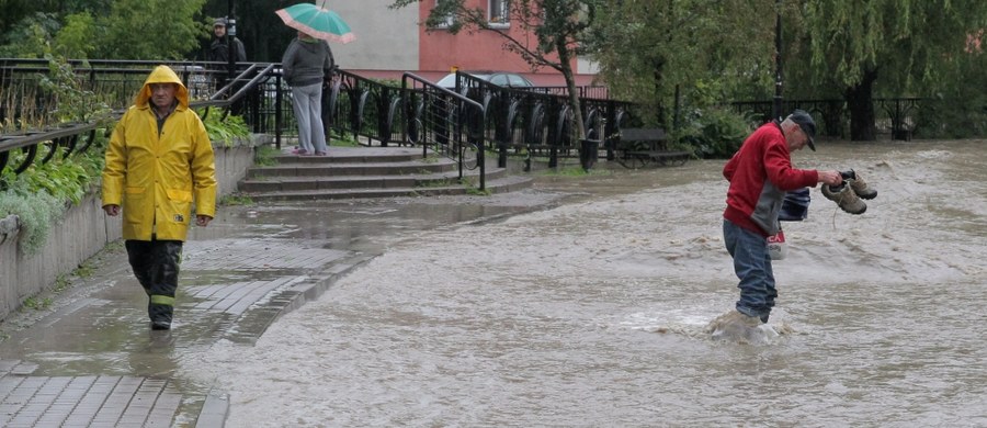 Przekroczone stany ostrzegawcze na Wiśle, Sole, Stryszawce w Małopolsce. Takie są ostrzeżenia meteorologiczne i hydrologiczne dla południowej Polski. Intensywne opady deszczu i temperatury w granicach 12-19 stopni Celsjusza - taka aura będzie nam towarzyszyć aż do przyszłego czwartku.