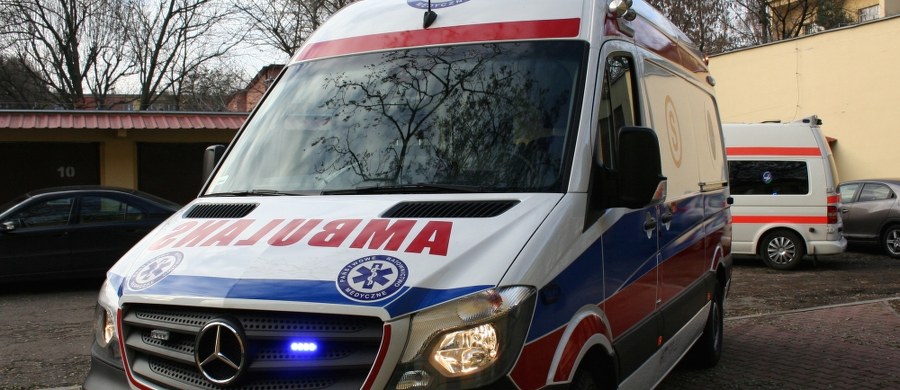 Agresywny pacjent z Gliwic zaatakował załogę karetki pogotowia. Pobił dwóch ratowników i uszkodził wyposażenie ambulansu.