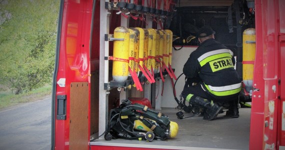 23 uczniów trafiło do szpitala na obserwację po tym, jak w Zespole Szkół Zawodowych w Zgorzelcu ktoś rozpylił gaz pieprzowy. Pusty pojemnik znaleziono w jednym z koszy na śmieci. 