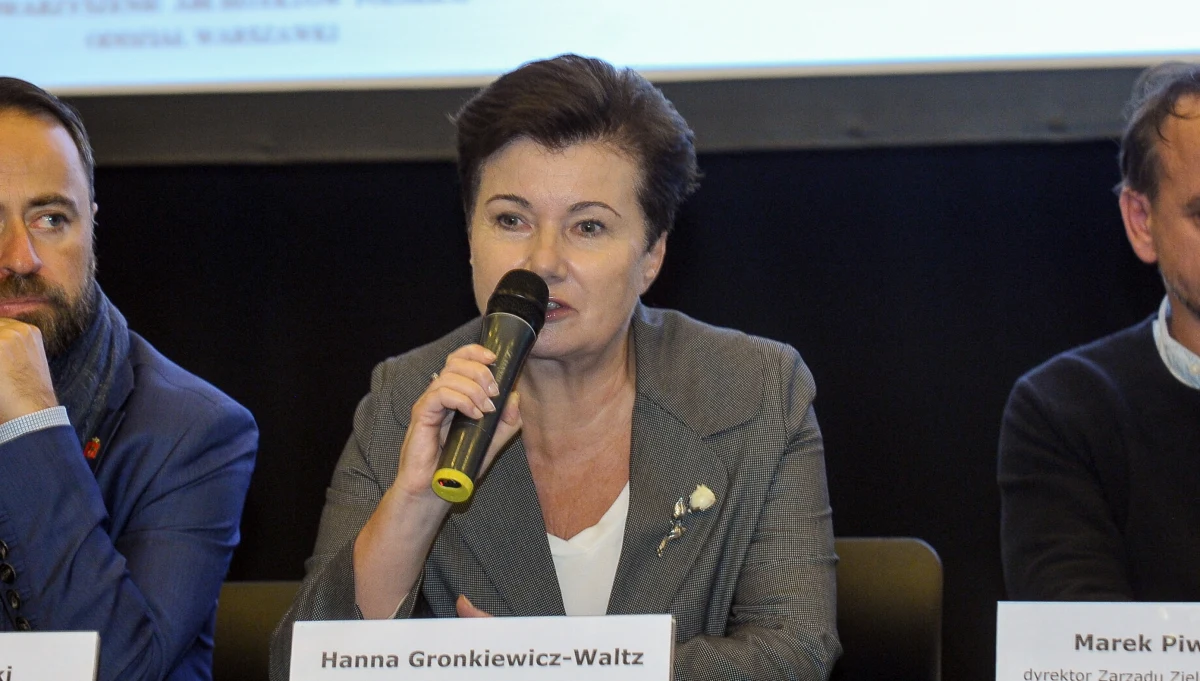 Będzie skarga na działanie Urzędu Skarbowego. Egzekucja grzywien z prywatnego rachunku to skandaliczna decyzja. Komisja weryfikacyjna nałożyła grzywny na prezydenta miasta, a nie na prywatnie Hannę Gronkiewicz-Waltz - powiedział PAP rzecznik ratusza Bartosz Milczarczyk.