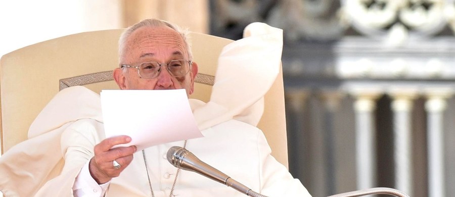 ​Papież Franciszek powiedział, że Kościół zbyt późno zajął się sprawą pedofilii w swoich szeregach. W przemówieniu do członków Papieskiej Komisji ds. Ochrony Nieletnich mówił, że sumienia uśpiła praktyka przenoszenia sprawców takich czynów.