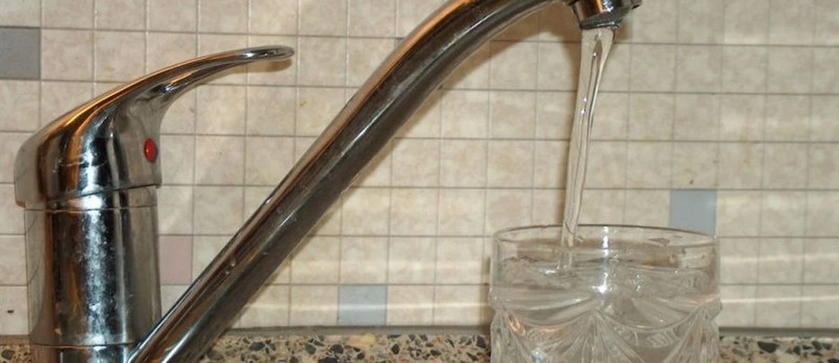 Woda w całym Pasłęku w Warmińsko-Mazurskiem nie nadaje się do spożycia - informuje reporter RMF FM Piotr Bułakowski. Wykryto w niej groźne bakterie coli. Może to być skutek ostatnich ulew. Problem z wodą mają również mieszkańcy gminy Wieliczki we wschodniej części województwa.