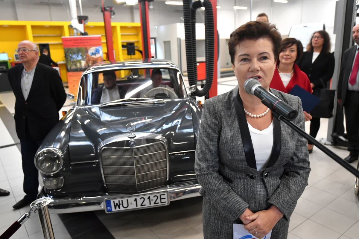 "Potraktowaliśmy prezydent Warszawy bardziej humanitarnie, niż robiono to ze zwykłymi ludźmi za jej rządów" - tak szef komisji weryfikacyjnej do spraw prywatyzacji Patryk Jaki tłumaczy zajęcie pieniędzy na koncie Hanny Gronkiewicz-Waltz. Urząd Skarbowy, na wniosek komisji, ściągnął z niego 12 tysięcy złotych. To grzywna za niestawianie się prezydent stolicy na posiedzeniach.