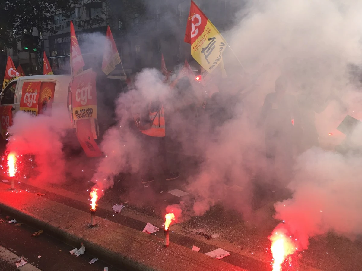 Kolejna wielka fala protestów w całej Francji przeciwko polityce prezydenta Macrona! W Nantes demonstracja zakończyła się starciami policji z bojówkami anarchistów, które zaczęły wznosić na ulicach barykady. Gęste kłęby dymu unoszą nad ulicami w centrum Paryża - związkowcy i skrajnie lewicowe bojówki protestują bowiem z zapalonymi racami w rękach. Przekonał się o tym korespondent RMF FM Marek Gładysz.