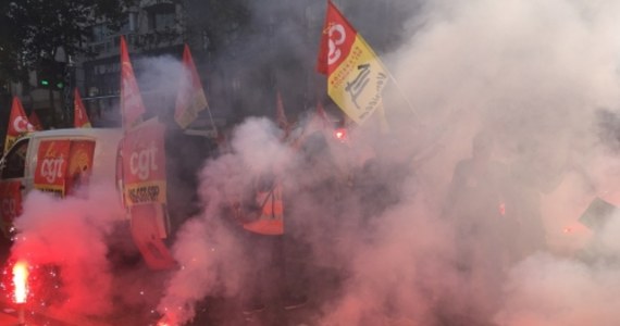 Kolejna wielka fala protestów w całej Francji przeciwko polityce prezydenta Macrona! W Nantes demonstracja zakończyła się starciami policji z bojówkami anarchistów, które zaczęły wznosić na ulicach barykady. Gęste kłęby dymu unoszą nad ulicami w centrum Paryża - związkowcy i skrajnie lewicowe bojówki protestują bowiem z zapalonymi racami w rękach. Przekonał się o tym korespondent RMF FM Marek Gładysz.