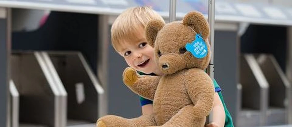 Pluszowe misie i inne przytulanki, które trafiły do biura rzeczy znalezionych na lotnisku w Glasgow, czekają na odbiór w "Misioporcie". Poinformowało o tym w czwartek lotnisko, które jako pierwsze wprowadza też system identyfikacji pluszaków.