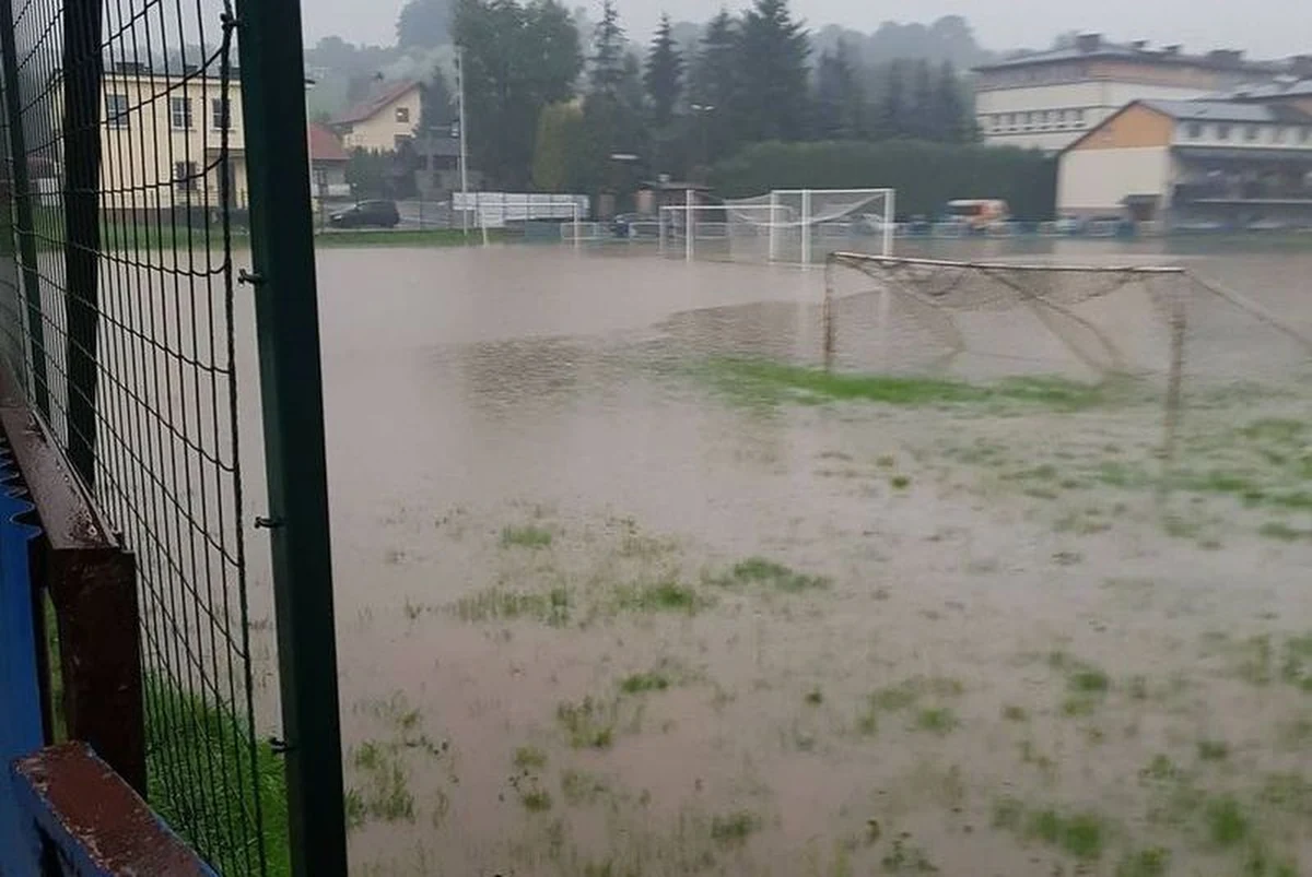 Z powodu intensywnych opadów deszczu na południu Polski zalane są m.in. piwnice oraz boisko piłkarskie w Andrychowie w powiecie wadowickim w Małopolsce. W województwie obowiązuje trzeci, najwyższy stopień ostrzeżenia meteorologicznego.
