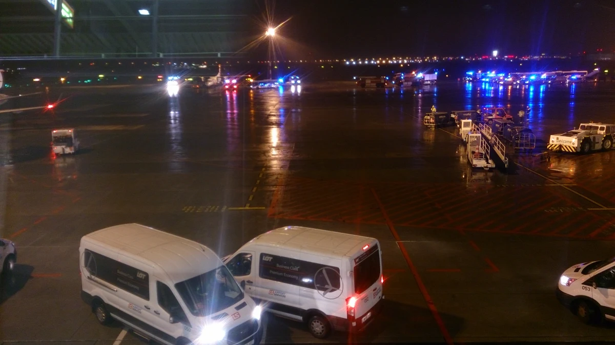 Awaryjne lądowanie na Okęciu - bombardier Q400 wylądował w asyście 13 zastępów państwowej straży pożarnej i oddziału strażaków dyżurujących na stałe na warszawskim lotnisku. Maszyna z 80 pasażerami na pokładzie leciała do Krakowa, a kilkanaście minut po starcie musiała zawrócić - donosi reporter RMF FM Grzegorz Kwolek.