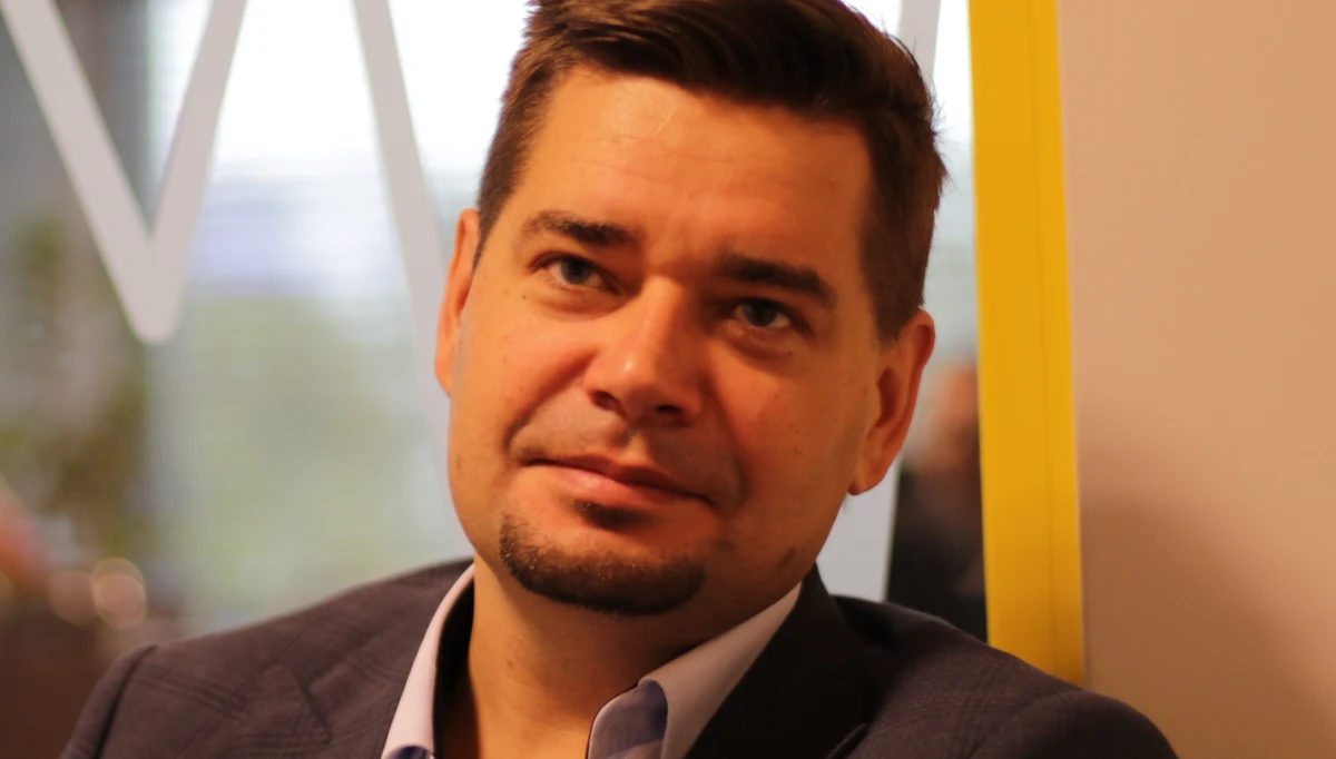 "Przygotowałem swoją żonę i dzieci na to, że mogę być zatrzymany, a swoich współpracowników w kancelarii, że może wejść CBŚP i zajmować akta klient" - mówi w Porannej rozmowie w RMF FM prof. Michał Królikowski. Jak ustalili nasi reporterzy, prof. Królikowski - bliski współpracownik prezydenta - znalazł się na celowniku prokuratury w śledztwie dotyczącym wyłudzeń podatku VAT. "Jestem przekonany, że to nie ja jestem celem tej całej sprawy. Myślę, że jestem pionkiem, to że pionka można przewrócić, to jest jasne. Natomiast celem tego całego zabiegu jest - według mojej oceny - pan prezydent" - twierdzi prof. Królikowski. "Cały ten zabieg służy temu, żeby zdyskredytować autorytet pana prezydenta i jakość przygotowywanych przez niego ustaw” - uważa gość Roberta Mazurka. "Bezwzględnie nie chodzi o mnie. Wyobrażam sobie, że w poniedziałek, kiedy pan prezydenta przedstawi na konferencji przygotowane przez siebie ustawy, podstawowe pytania będą takie, dlaczego korzysta z usług przestępcy, żeby napisać ustawę o sądach" - mówi. "Jeszcze półtora miesiąca temu minister sprawiedliwości - prokurator generalny - zwrócił się do mnie z prośbą, żebym napisał dla niego opinię prawną w związku z nowelizacją ustawy. Celem tej całej akcji jest prezydent, celem tej akcji jest to, żeby zdyskredytować go jako osobę, która przedstawi wiarygodną reformę wymiaru sprawiedliwości" - podkreśla gość Roberta Mazurka. "Myślę, że jest bardzo prawdopodobne, że prokurator generalny idzie na wojnę z prezydentem" - mówi prof. Królikowski.