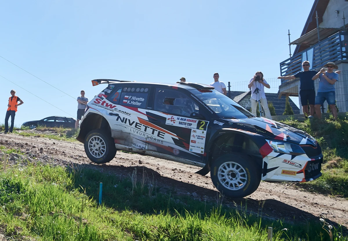 Tegoroczny sezon Inter Cars Rajdowych Samochodowych Mistrzostw Polski przebiega pod znakiem znakomitej dyspozycji Filipa Nivette’a. Po czterech rundach kierowca Skody Fabii R5 prowadzi zdecydowanie w klasyfikacji krajowego czempionatu i ma duże szanse na założenie mistrzowskiej korony już podczas najbliższej, piątej rundy mistrzostw - Rajdu Nadwiślańskiego.