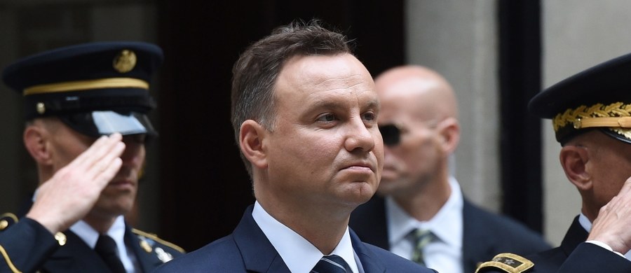 Prezydent Andrzej Duda cieszy się największym (74 proc.) zaufaniem społecznym - wynika z sondażu CBOS. Na kolejnych miejscach są: premier Beata Szydło (57 proc.) i Paweł Kukiz (51 proc.). Liderami rankingu nieufności są szef MON Antoni Macierewicz (54 proc.) i szef PO Grzegorz Schetyna (49 proc.). 