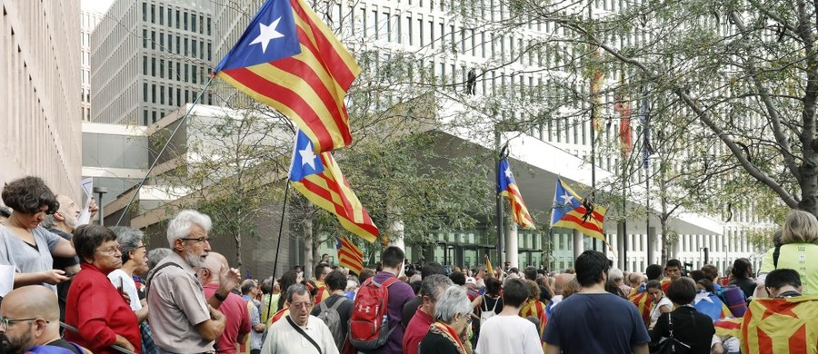 Co najmniej kilkuset zwolenników niepodległości Katalonii demonstruje przed sądem w Hospitalet de Llobregat, na przedmieściach Barcelony, żądając uwolnienia członków władz regionalnych. Zatrzymano ich w związku z referendum w sprawie secesji regionu. 