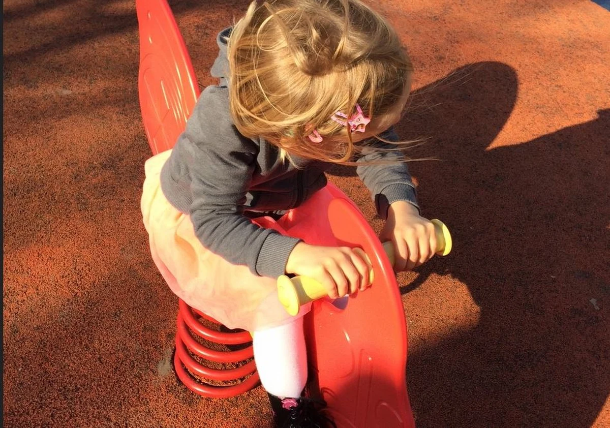 Od stycznia do lipca urodziło się 235,1 tys. dzieci - o 18,2 tys. więcej niż w analogicznym okresie ubiegłego roku - podał GUS. "To naprawdę imponujący wzrost" - ocenia szefowa MRPiPS Elżbieta Rafalska. "Spodziewałam się dobrych danych, może nie aż takich, ale sądzę, że sierpień nie będzie gorszym miesiącem jeśli chodzi o liczbę urodzeń" - dodała. Minister Rafalska podkreśliła, że w lipcu tego roku urodziło się 35 tys. dzieci. "To jest naprawdę imponujący wzrost - o 3,6 tys. więcej urodzeń, jeżeli porównamy z lipcem ubiegłego roku. To jest bardzo wysoka dynamika, te dane cieszą" - powiedziała. 