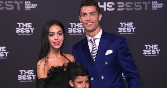 Cristiano Ronaldo i Georgina Rodriguez już wkrótce staną na ślubnym kobiercu! Jak podaje portugalski dziennik "Correio da Manha", para pobierze się już w 2018 roku, tuż po narodzinach dziecka, którego spodziewa się partnerka gwiazdora Realu Madryt. Sprawa wyszła na jaw dość przypadkowo. Cristiano i Georgina zostali sfotografowani na trybunach podczas sobotniego meczu Sportingu Lizbona z Tondelą w 6. kolejce ligi portugalskiej. Uwagę fotoreporterów przykuł pokaźny, warty nawet 220 tysięcy euro pierścionek zaręczynowy Rodriguez.