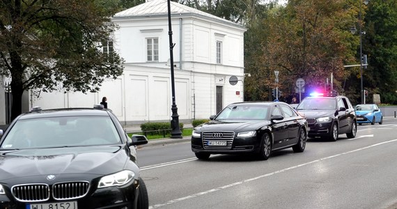 W Belwederze odbyło się spotkanie na szczycie. Prezydent rozmawiał z prezesem Prawa i Sprawiedliwości. "Prezes Kaczyński przedstawił Andrzejowi Dudzie pewne postulaty PiS dot. ustaw o sądownictwie; prezydent pochyli się nad nimi, będzie analizował te postulaty" - powiedział po spotkaniu rzecznik prezydenta Krzysztof Łapiński. 