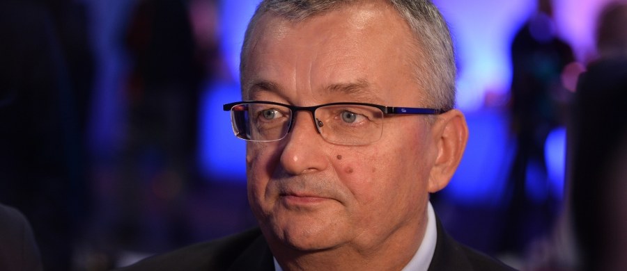 Polskie Linie Lotnicze LOT powinny rozpocząć współpracę z PKP Intercity - poinformował minister infrastruktury i budownictwa Andrzej Adamczyk. "Jestem przekonany, w takim duchu (...) moi pracownicy rozmawiają z szefami PKP Intercity czy też LOT-u, że dobrze ułożona współpraca to niewątpliwie efekt synergii, to rozwiązania korzystne przede wszystkim dla klienta, dla podróżnika, dla tego, kto korzysta z LOT-u, dla tego, kto korzysta z linii lotniczych czy z oferty PKP Intercity" - powiedział Adamczyk.