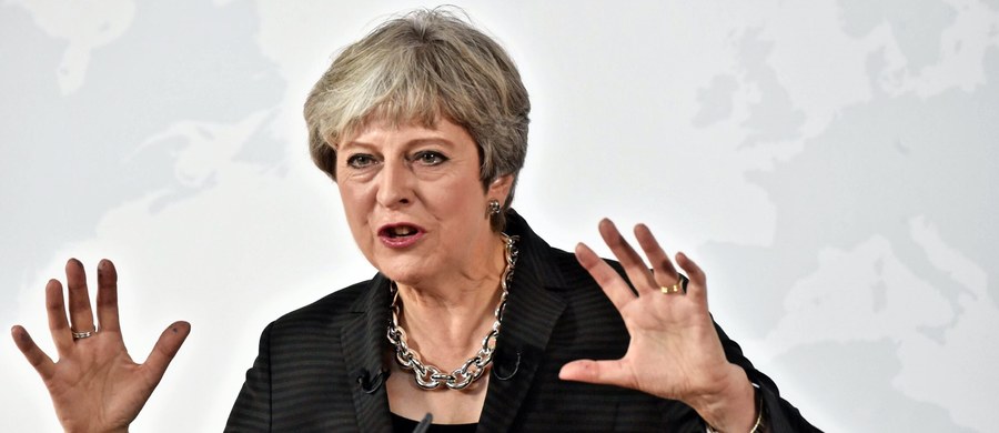 Brytyjska premier Theresa May podczas telefonicznej rozmowy przedstawiła premier Beacie Szydło swoje założenia dotyczące negocjacji związanych z wyjściem Wlk. Brytanii z UE jak i również przyszłych relacji UE-Wlk. Brytania - poinformował w piątek PAP rzecznik rządu Rafał Bochenek. "W trakcie rozmowy premier Szydło wyraziła oczekiwanie, aby na pierwszym etapie negocjacji skupić się na wypracowaniu dobrych gwarancji praw polskich obywateli na Wyspach Brytyjskich, a także ustalić kwestie dot. budżetu UE" - podkreślił rzecznik rządu.
