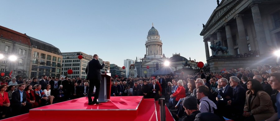 Na dwa dni przed wyborami do Bundestagu blok partii chadeckich CDU/CSU Angeli Merkel traci poparcie, natomiast notowania antyimigranckiej Alternatywy dla Niemiec (AfD) rosną - wynika z opublikowanych w piątek sondaży. AFD umocniła się na trzecim miejscu za SPD.