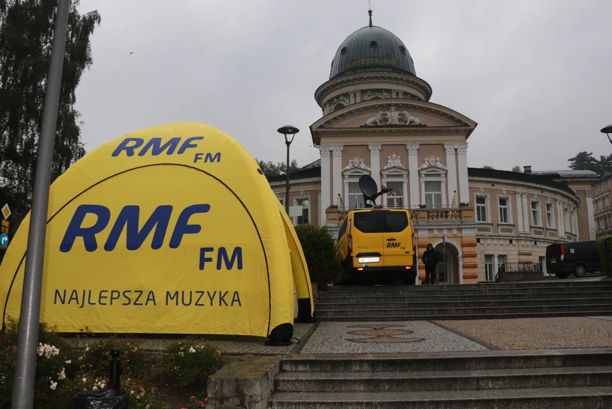 To jedno z najstarszych uzdrowisk w Polsce. Lądek-Zdrój był Twoim Miastem w Faktach RMF FM. Sześciotysięczna miejscowość położona jest w Sudetach Wschodnich w dolinie Białej Lądeckiej. Miasteczko podzielone jest na dwie części - miejską i uzdrowiskową, położoną ponad kilometr od centrum. Warto pojawić się w obu tych miejscach. 