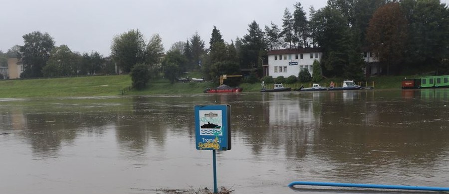 W sobotę synoptycy ostrzegają przed intensywnymi opadami deszczu w Małopolsce, w Śląskiem oraz na Opolszczyźnie. W Krakowie w około 20 gminach ogłoszono pogotowie przeciwpowodziowe. Krakowie – z powodu wysokiego poziomu Wisły – zostały zamknięte tunele dla pieszych (pod rondem Grunwaldzkim i pod ul. Konopnickiej na wysokości hotelu Forum).