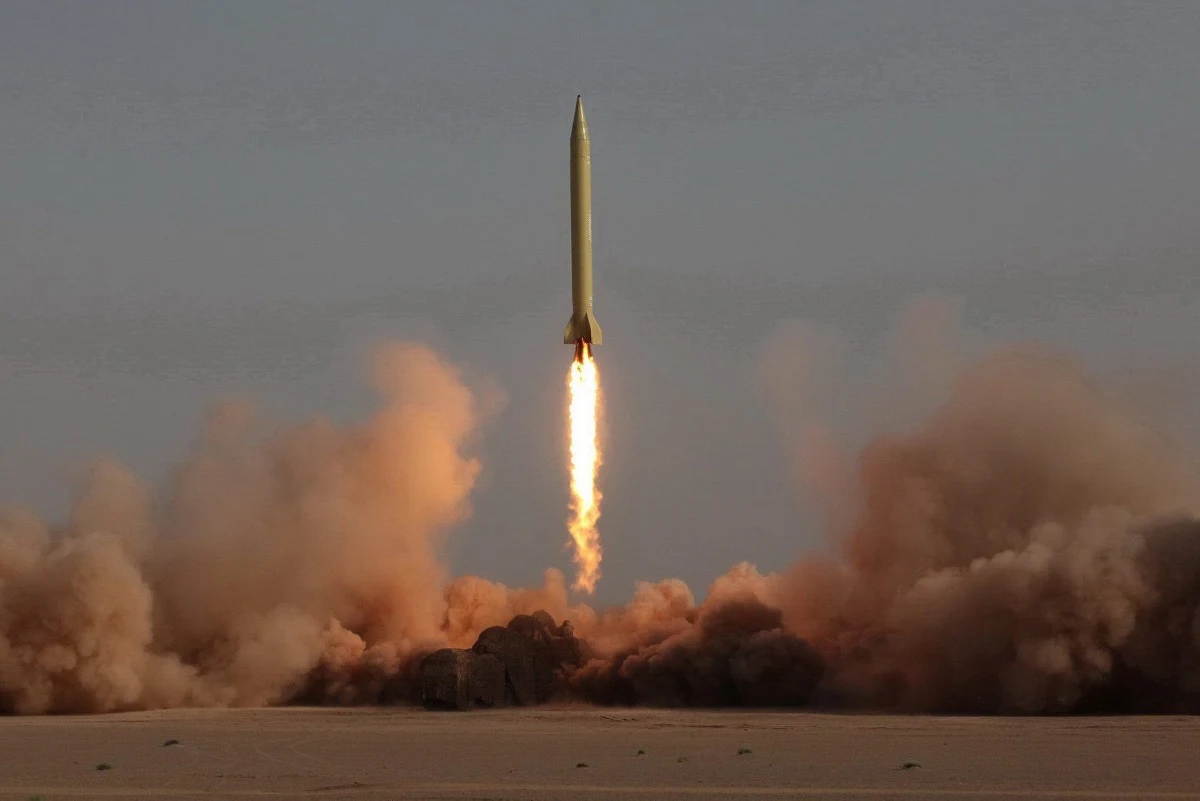 ​Test nowego irańskiego pocisku balistycznego zakończył się sukcesem - poinformowała anglojęzyczna stacja Press TV. Film ze startu rakiety pokazał państwowy irański nadawca radiowo-telewizyjny IRIB.