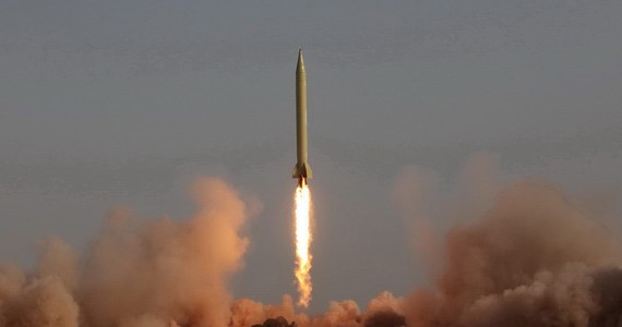 ​Test nowego irańskiego pocisku balistycznego zakończył się sukcesem - poinformowała anglojęzyczna stacja Press TV. Film ze startu rakiety pokazał państwowy irański nadawca radiowo-telewizyjny IRIB.