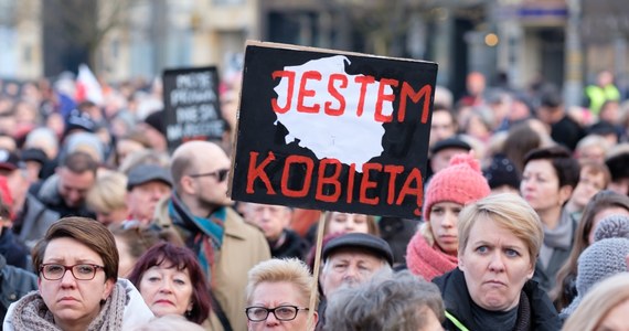 W połowie października do Sejmu trafić ma obywatelski projekt komitetu "Ratujmy Kobiety 2017" liberalizujący prawo aborcyjne - powiedziała Barbara Nowacka, liderka stowarzyszenia Inicjatywa Polska. Pod projektem zebrano już wymaganą liczbę 100 tys. podpisów.
Projekt przewiduje m.in. prawo do przerwania ciąży z przyczyn społecznych do 12 tygodnia. Zbiórka podpisów ruszyła na początku sierpnia. Poprzedni projekt w tej sprawie sejmowa większość odrzuciła jesienią ubiegłego roku.