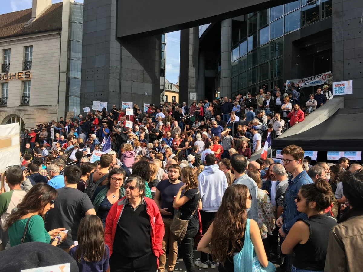 W czasie kolejnej już wielkiej demonstracji przeciwko polityce prezydenta Emmanuela Macrona doszło do starć z policją. Grupy ubranych na czarno anarchistów obrzuciły policjantów kamieniami i butelkami - funkcjonariusze odpowiedzieli pałkami.