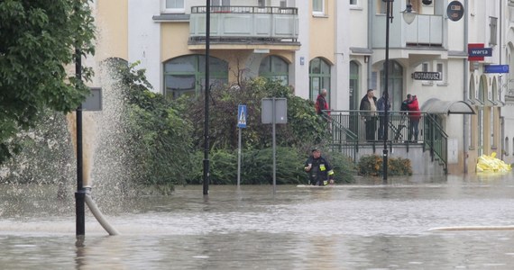 Ponad 14 milionów złotych - to szacowane straty w Elblągu po ostatnich ulewach. ​Miasto będzie musiało odbudować uszkodzone ulice, m.in. ul. Związku Jaszczurczego oraz 3 Maja. Straty tu wynoszą ponad 7 mln złotych. 