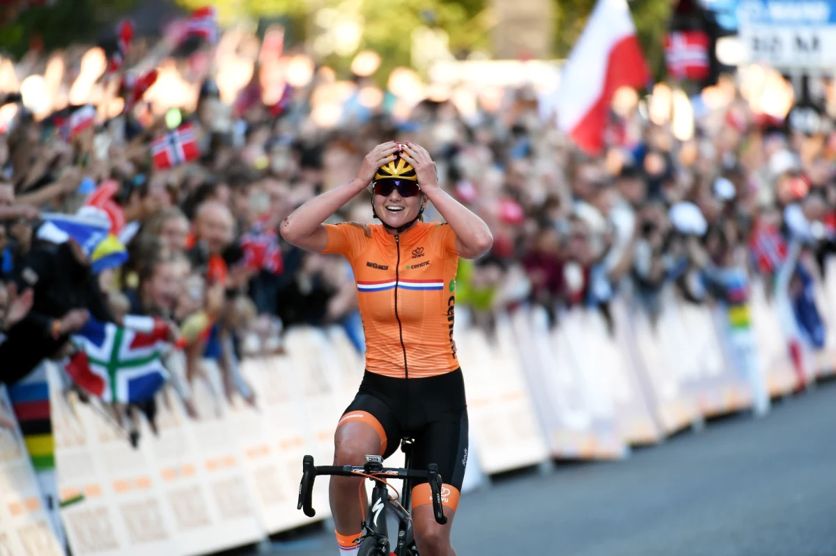 Holenderka Chantal Blaak została w Bergen mistrzynią świata elity w wyścigu ze startu wspólnego. Katarzyna Niewiadoma była bardzo blisko historycznego, pierwszego medalu dla Polski w kolarstwie szosowym kobiet, ale ostatecznie zajęła piąte miejsce.