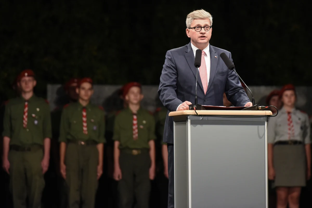 Szef BBN Paweł Soloch podjął decyzję o natychmiastowym rozwiązaniu umowy o pracę z płk. Czesławem Juźwikiem, ekspertem w Departamencie Zwierzchnictwa nad Siłami Zbrojnymi. Nastąpiło to po uzyskaniu informacji o jego służbie w WSW w latach 1983-90 - wynika z komunikatu Biura.