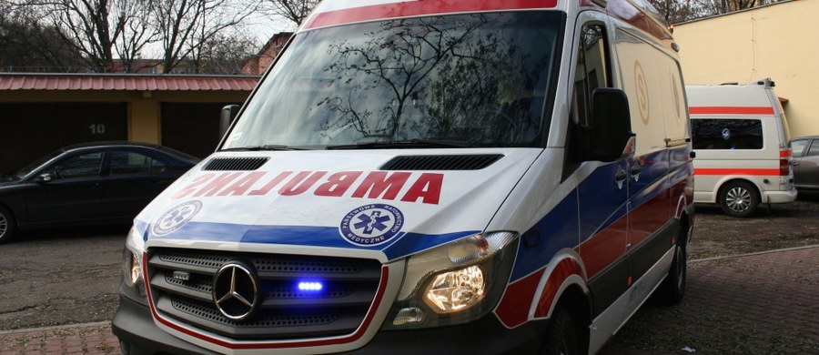 Trzech strażaków z jednostki w dolnośląskim Sycowie trafiło do szpitali po tym, jak wóz, którym jechali do wypadku drogowego, zahaczył kołem o pobocze i uderzył w drzewo.

