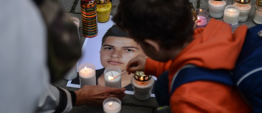 ​Pod hasłem "Zapal znicz dla Kacpra" głównie młodzi ludzie zebrali się w sobotę przed gmachem Ministerstwa Edukacji Narodowej, by wspólnie powiedzieć dość samobójstwom wśród nastolatków i pokazać młodzieży LGBT, że nie jest sama. Zapalili znicze przed budynkiem, by uczcić pamięć 14-letniego Kacpra z Gorczyna, który popełnił samobójstwo kilka dni po rozpoczęciu nowego roku szkolnego.