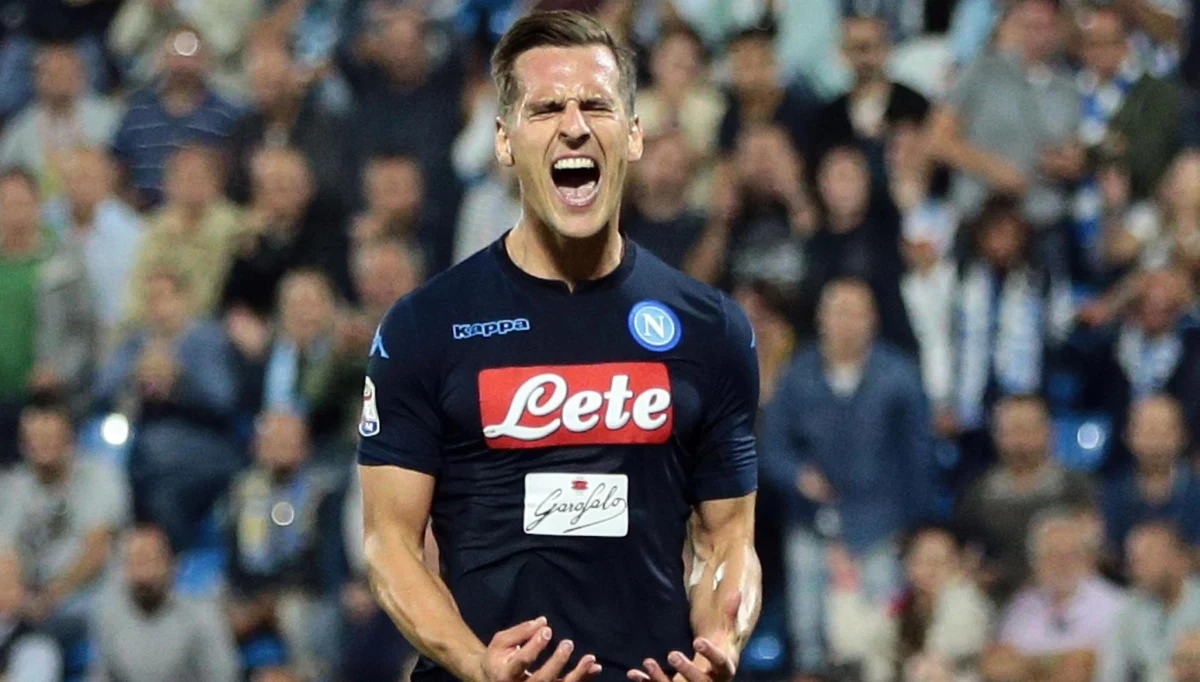 Arkadiusz Milik doznał groźnie wyglądającej kontuzji w zwycięskim wyjazdowym spotkaniu ligi włoskiej ze SPAL (3:2). Napastnik Napoli na boisku pojawił się w 70. minucie, zmieniając Piotra Zielińskiego, ale z powodu urazu kolana opuścił je tuż przed końcem meczu. 