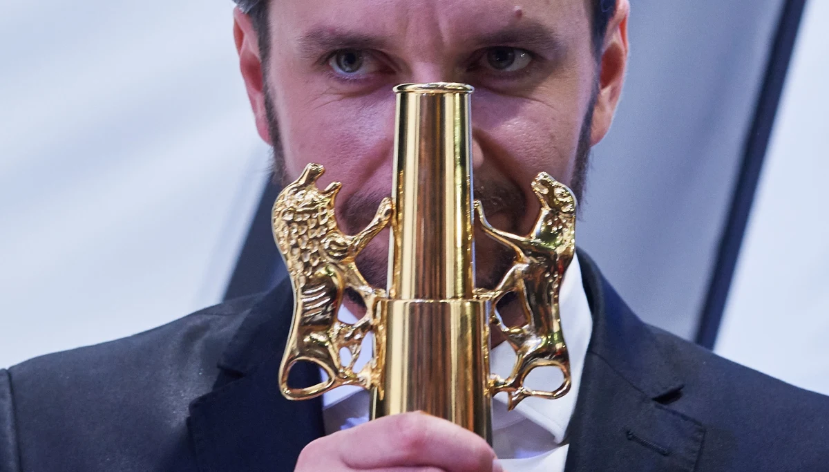 "Cicha noc", intymna opowieść o rodzinie podczas zjazdu świątecznego w reżyserii debiutanta Piotra Domalewskiego, została uznana najlepszym filmem 42. Festiwalu Polskich Filmów Fabularnych. Srebrnymi Lwami nagrodzono film "Ptaki śpiewają w Kigali" Joanny Kos-Krauze i nieżyjącego już Krzysztofa Krauze.
Z kolei nagrodę za najlepszą reżyserię otrzymały Agnieszka Holland i Katarzyna Adamik za film "Pokot". Tegorocznych laureatów ogłoszono w sobotę w gdyńskim Teatrze Muzycznym. 