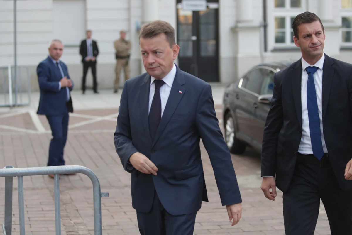 "Ustawa dezubekizacyjna, która obniży emerytury byłym funkcjonariuszom aparatu bezpieczeństwa PRL, jest aktem sprawiedliwości społecznej - mówi szef MSWiA Mariusz Błaszczak w rozmowie dla Gazety Polskiej Codziennie. "Czas, aby esbecy spojrzeli w lustro" - dodaje. 