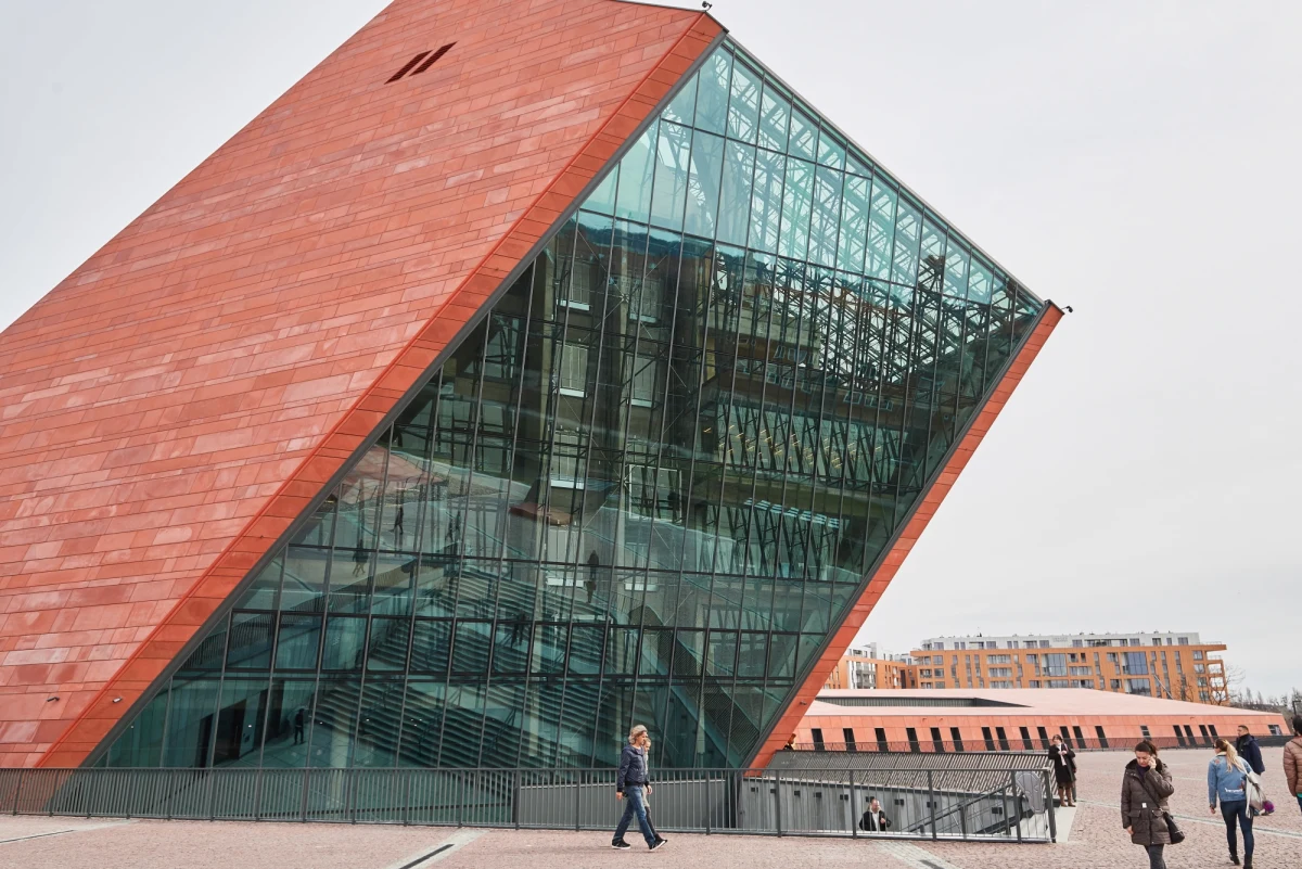 ​Światowy Związek Żołnierzy AK zarzucił Muzeum II Wojny Światowej w Gdańsku "rażący" błąd dotyczący zaniżenia liczby żołnierzy AK na jednej z ekspozycji. Dyrektor muzeum Karol Nawrocki podziela krytyczne zdanie i zapowiada, że do końca 2017 r. zostaną wprowadzone zmiany. "Czuję się w obowiązku zaprotestować przeciwko umieszczeniu w ekspozycji muzealnej kłamliwego tekstu oceniającego szeregi podziemnej Armii Krajowej na 35-40 tys. żołnierzy" - napisał prezes Światowego Związku Żołnierzy AK Leszek Żukowski w liście skierowanym do dyrektora Muzeum II Wojny Światowej dr. Karola Nawrockiego.