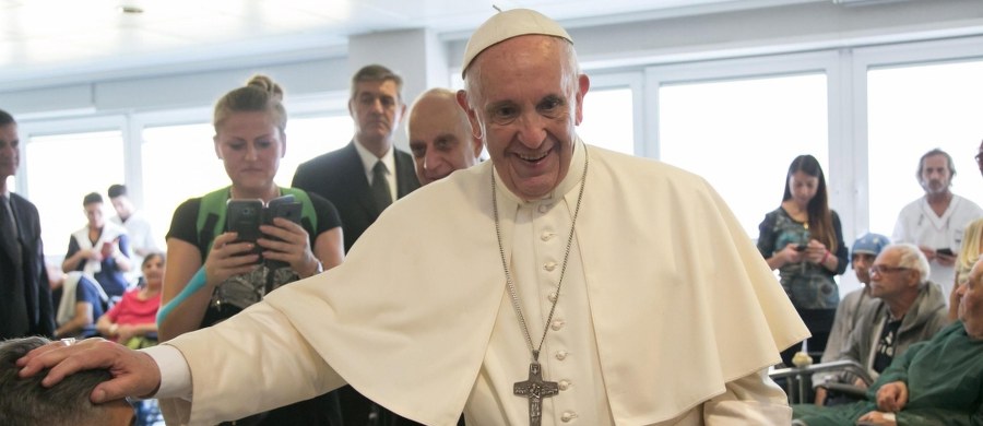 ​62 świeckich i duchownych z 20 krajów, wywodzących się głównie z kościelnych środowisk konserwatywnych i tradycjonalistycznych, zarzuca papieżowi Franciszkowi herezję. Twierdzą, że popełnił błędy w adhortacji apostolskiej, wydanej po dwóch synodach o rodzinie.