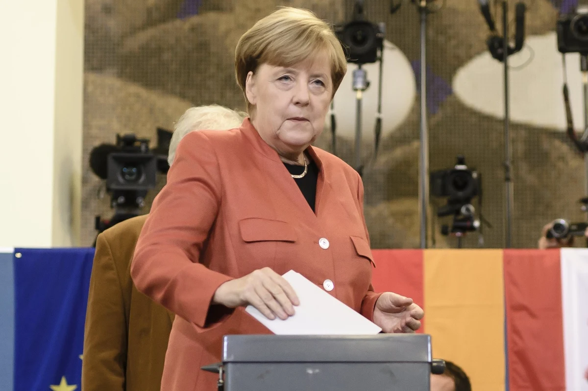 Kanclerz Niemiec Angela Merkel zagłosowała w Berlinie, powstrzymując się przy tym od komentarza. Będąca faworytką wyborów szefowa CDU oddała głos w lokalu wyborczym zorganizowanym w stołówce Uniwersytetu Humboldtów. Wcześniej swój głos w wyborach oddał kandydat SPD na kanclerza Martin Schulz, który głosował w swoim rodzinnym Wuerselen, pod Akwizgranem, w Nadrenii Północnej-Westfalii. Przy okazji polityk zaapelował do wyborców, by oddawali głosy "na jedną z partii demokratycznych". 