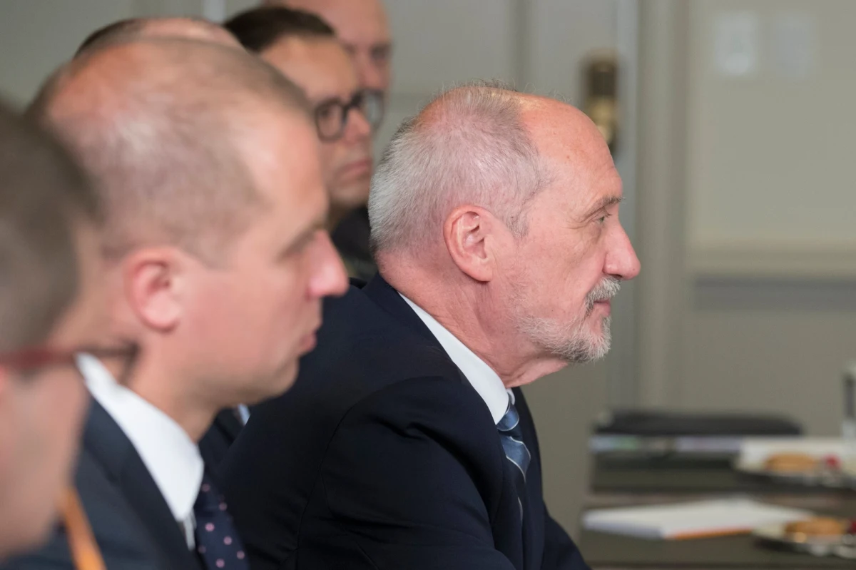 Ministerstwo Obrony Narodowej nie mogło sprawdzać płk. rez. Czesława Juźwika, bo z wojska odszedł w 2007 r., a w BBN został zatrudniony jako pracownik cywilny; MON nie ma żadnej prawnej możliwości oddziaływania na politykę kadrową prowadzoną przez kierownictwo BBN - poinformowało MON.